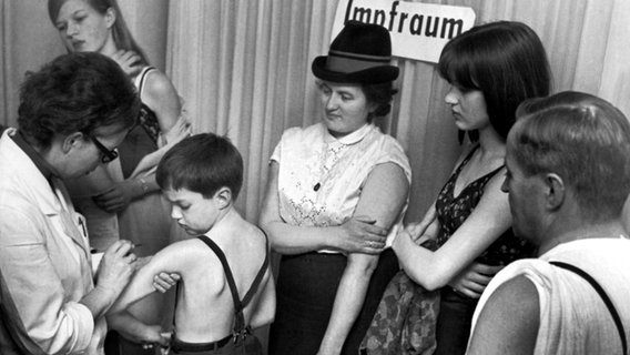 Eine Familie geht am 26.3.1967 in Hannover zur Pockenschutzimpfung. © picture-alliance / dpa Foto: Wolfgang Weihs