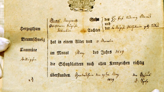 Impfbescheinigung über das Impfen gegen Schutzblattern (Pocken) aus dem Jahre 1819. © picture-alliance/ ZB Foto: Waltraud Grubitzsch