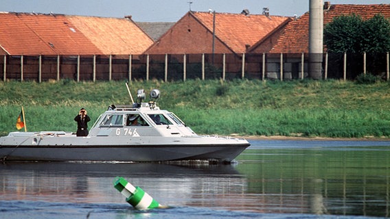 Patrouillenboot der DDR-Grenztruppen auf der Elbe 1987. © Schilling Foto: Schilling