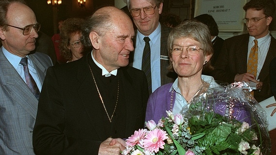 4. April 1992: Bischof Peter Krusche gratuliert seiner Nachfolgerin Maria Jepsen. © picture-alliance / dpa Foto: Carsten Rehder