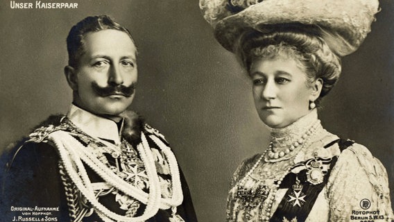 Der deutsche Kaiser Wilhelm II. und seine Frau Auguste Viktoria auf einem Foto von 1907 © picture-alliance / akg-images 