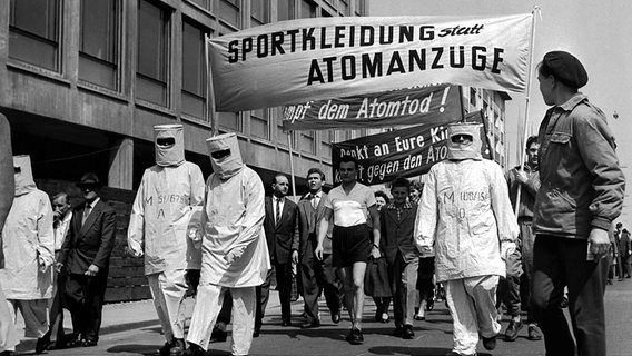 Demonstranten mit Transparenten gegen die Atomrüstung auf einer Maikundgebung 1958. © picture-alliance / dpa Foto: Gerhard Rauchwetter