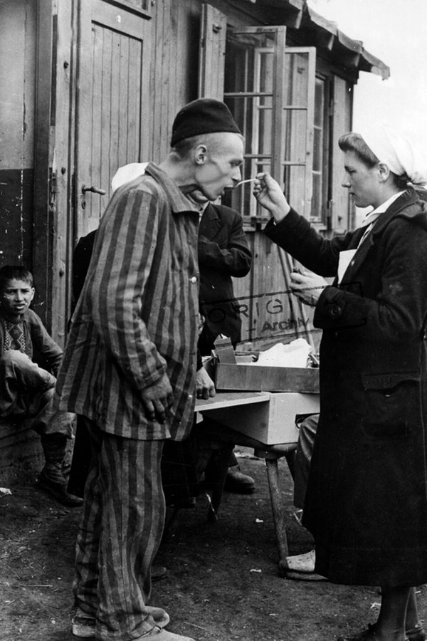 Eine Krankenschwester füttert einen Gefangenen in einem befreiten Konzentrationslager bei Hannover © dpa - Bildarchiv 