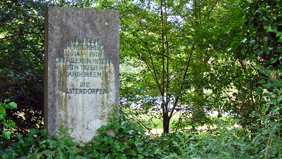Kriegerdenkmal in Hamburg-Alsterdorf. © NDR Foto: Irene Altenmüller