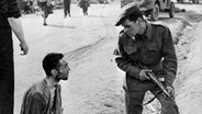 Britischer Soldat spricht mit einem Insassen nach der Befreiung der KZ Bergen-Belsen. (Bild: DPA) © dpa - Report Foto: epa PA Beth Shalom
