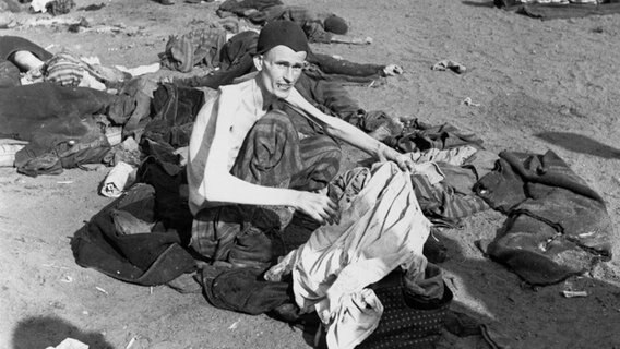 Überlebender des KZ Bergen-Belsen nach der Befreiung des Lagers am 15. April 1945. © picture alliance / akg-images Foto: akg-images