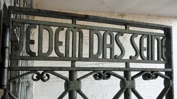Schriftzug "Jedem das Seine" auf dem Lagertor der Gedenkstätte Buchenwald © picture alliance/imageBROKER Foto: Karl F. Schöfmann
