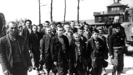 Kinder werden nach der Befreiung des Konzentrationslagers Buchenwald am 13. April 1945 durch die 3. US-Armee zur Sanitätsstation der Amerikaner geführt. © picture-alliance/ dpa - Report Foto: dpa