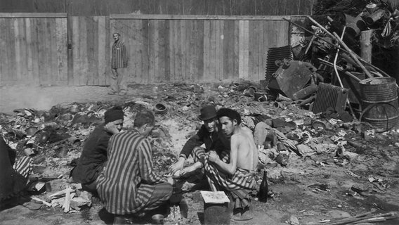 Überlebende Häftlinge kochen sich nach der Befreiung des KZ Buchenwald auf dem Gelände eine Mahlzeit. © National Archives, Washington / Public Domain 