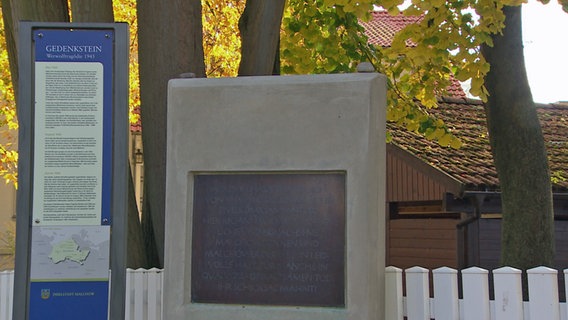 Gedenkstein in Malchow, der an die "Werwolf"-Tragödie nach Kriegsende erinnert. © NDR 