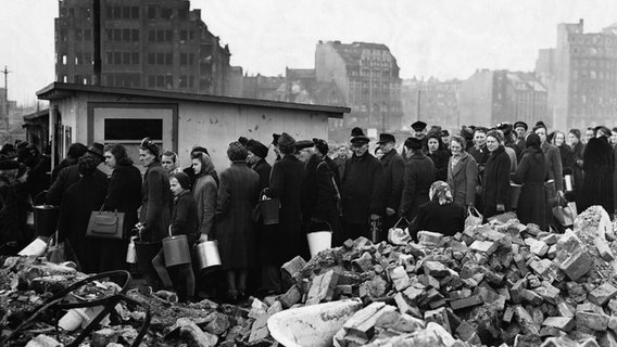 Menschen stehen im März 1946 in Hamburg für Lebensmittel Schlange. © picture alliance/Photo12 