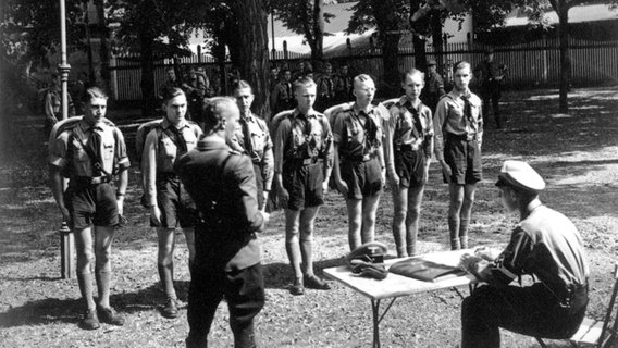 Hitlerjungen bei einer Vereidigung in den letzten Kriegstagen. © Picture Alliance/ dpa 