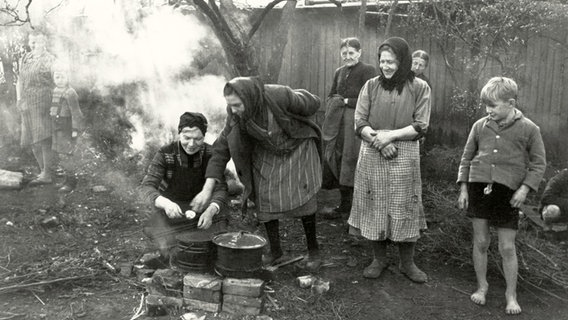 Flüchtlinge in Bad Segeberg beim Kochen auf einem improvistierem Herd / Foto um 1946. © picture alliance/akg-images Foto: akg-images