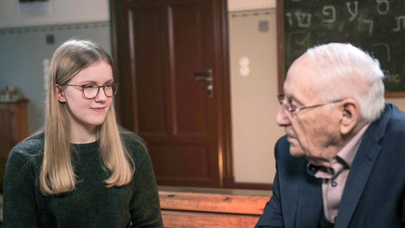 Das Bild zeigt Schülerin Anke Chudzinski-Schubert und den Holocaustüberlebenden Albrecht Weinberg in einer Interviewsituation. © Gymnasium Rhauderfehn 