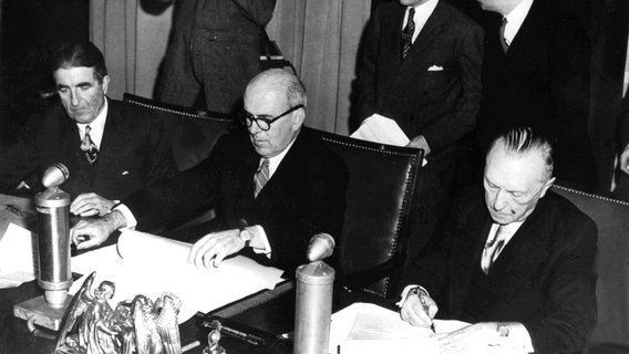 US-Hochkommissar John McCloy und Bundeskanzler Konrad Adenauer unterzeichnen am 15. Dezember 1949 das Abkommen über die amerikanische Wiederaufbauhilfe für Europa, den Marshallplan genannten ERP-Vertrag. © picture-alliance 