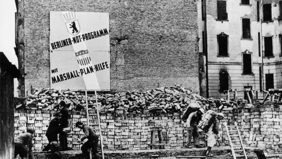 Wohnungsbau im Rahmen des Berliner-Not-Programms mit Marshallplan-Hilfe: Blick auf eine Baustelle 1950. © picture-alliance 