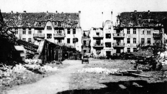 Zerstörte Mehrfamilienhäuser in der Heysestraße im Westen der Stadt Swinemünde am 12. März 1945 © Volksbund Deutsche Kriegsgräberfürsorge e.V. 