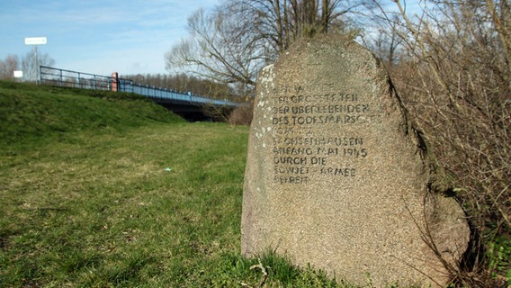Findling mit Gedenk-Inschrift in der unmittelbaren Nähe zur Gedenkstätte "Die Mutter" an der Störtalbrücke in Raben Steinfeld © NDR Foto: Axel Seitz