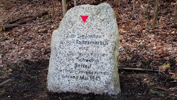 Findling mit Gedenk-Inschrift an der Bundesstraße 321 in Schwerin © NDR Foto: Axel Seitz