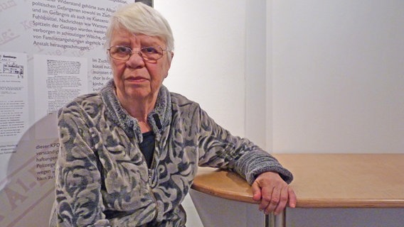 Ilse Jacob, Tochter zweier Widerstandskämpfer, in der KZ-Gedenkstätte Fuhlsbüttel © NDR Foto: Irene Altenmüller