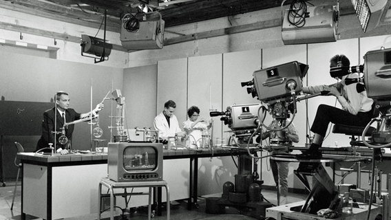 Blick in das Atelier mit dem fest installierten Studio-Labor. Links Hans-Jürgen Bersch, Autor und Moderator der Sendereihe. © NDR 