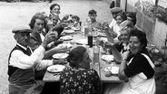 Der Gesinde-Tisch bei einer Dorfhochzeit in den 50er-Jahren © picture alliance / akg-images Foto: akg-images / Paul Almasy
