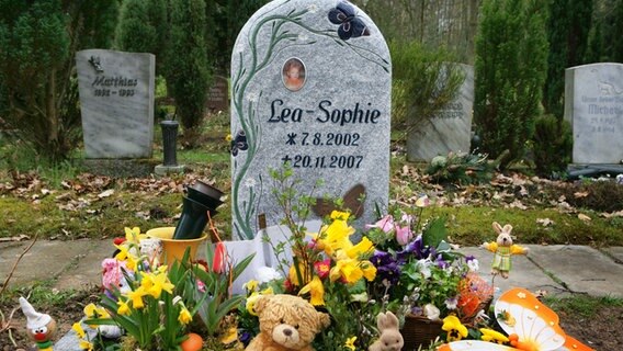 Lovely flowers and toys lie on the grave of Lea Sophie at the Forest Cemetery in Schwerin.  Photo: Jens Buttner