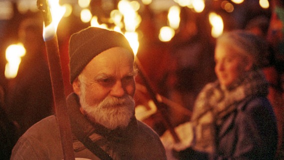 Bewohner von Amrum demonstrieren im November 1998 gegen Pannen und Verzögerungen bei den Bergungsarbeiten der havarierten "Pallas". © picture-alliance / dpa Foto: Kay Nietfeld