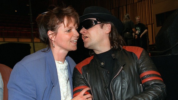 Angela Mächtig (l) vom Kulturhistorischem Museum Rostock und Udo Lindenberg in seiner legendären Lederjacke bei einer Anprobe am 7. Mai 1996 vor einem Konzert in der Rostocker Stadthalle. Angela Mächtig (l) vom Kulturhistorischem Museum Rostock und Udo Lindenberg in seiner legendären Lederjacke bei einer Anprobe am 7. Mai 1996 vor einem Konzert in der Rostocker Stadthalle. © picture-alliance / ZB Foto: Bernd Wüstneck