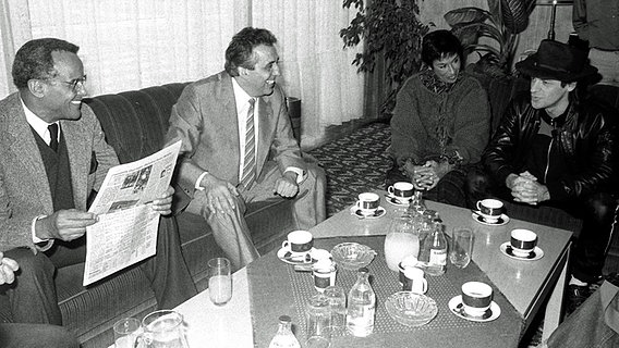 Udo Lindenberg trifft 1983 in Ost-Berlin Egon Krenz (2. v.l.) und den Sänger Harry Belafonte (l.) © dpa Foto: Reinhard Kaufhold