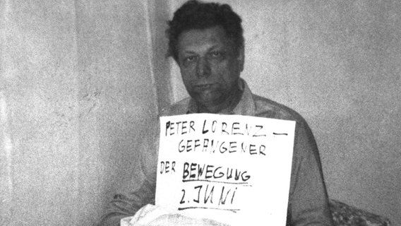Der entführte CDU-Politiker Peter Lorenz mit einem Schild um den Hals 1975 © dpa 
