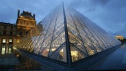 Die Glaspyramide vor dem Louvre Museum in Paris (Archivfoto vom 16.05.2009). © picture alliance / dpa Foto: Lucas_Dolega