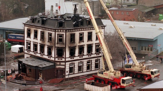 Ruine der ausgebrannten Flüchtlingsunterkunft in der Hafenstraße in Lübeck im Januar 1996. © dpa Foto: Wolfgang Langenstrassen