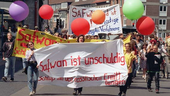 Im Sommer 1996 demonstrieren Menschen in Lübeck für die Einstellung des Verfahrens gegen den Verdächtigen im Fall des Brandes im Lübecker Asylbewerberheim. © picture-alliance Foto: Markus Beck