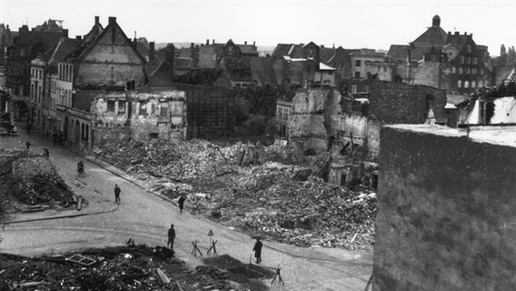 Zerstörte Häuser in der Lübecker Altstadt nach dem Luftangriff im März 1942. © picture-alliance/akg-images 