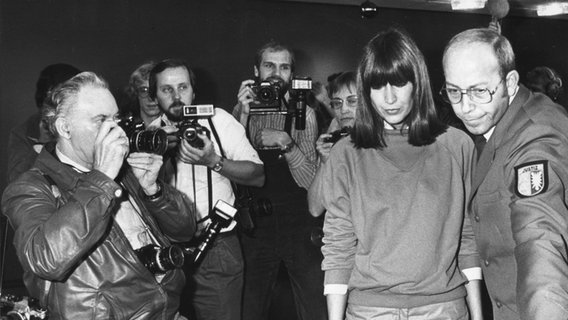Marianne Bachmeier umringt von Fotografen am ersten Prozesstag 1982 © picture-alliance / dpa Foto: Cornelia Gus