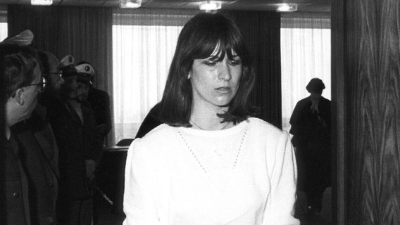 Marianne Bachmeier verlässt nach der Urteilsverkündung am 2. März 1983 den Gerichtssaal. © picture-alliance / dpa Foto: Wulf Pfeiffer
