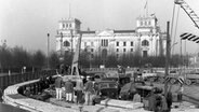 Errichtung der Mauer zwischen Brandenburger Tor und Reichstagsgebäude am 20. November 1961. © picture-alliance / akg-images Foto: Gert Schuetz