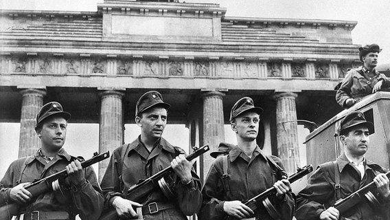 DDR-Pressefoto: Sperrung der Grenze durch DDR-Sicherheitskräfte am 14. August 1961. © picture-alliance / akg-images Foto: akg-images