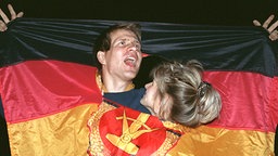 Ein Paar umarmt sich am 2. Oktober 1990. © dpa 