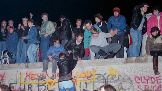 Menschen auf der Mauer am 10. November 1989. © Peter Zimmermann Foto: Peter Zimmermann