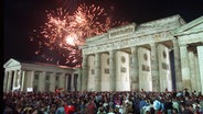 Tausende Menschen feiern 1990 vor dem Brandenburger Tor in Berlin die deutsche Einheit. © dpa 