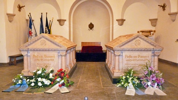 Die Gräber von Otto von Bismarck und seiner Frau Johanna im Bismarck-Mausoleum in Friedrichsruh © NDR Foto: Irene Altenmüller