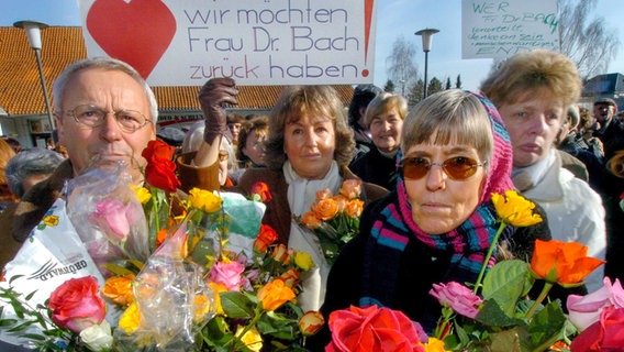 Rund 500 Bürger und Patienten nehmen am 27.2.2004 in Langenhagen bei Hannover an einem Protestmarsch gegen die Verhaftung der unter Totschlagsverdacht stehenden Ärztin Mechthild B. teil. © picture-alliance / dpa Foto: Peter Steffen Holger Hollemann