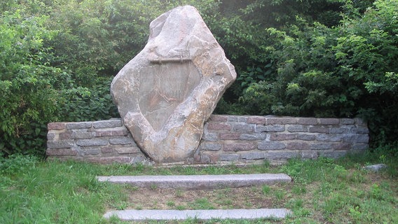 Der Moltkestein in Schülp bei Rendsburg erinert an den Generalfeldmarschall Helmuth von Moltke © Wikimedia/ClausG Foto: ClausG