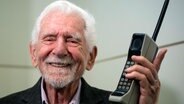 Marty Cooper, der Erfinder des ersten kommerziellen Mobiltelefons "Motorola DynaTAC 8000x". © picture alliance / ASSOCIATED PRESS Foto: Joan Mateu Parra