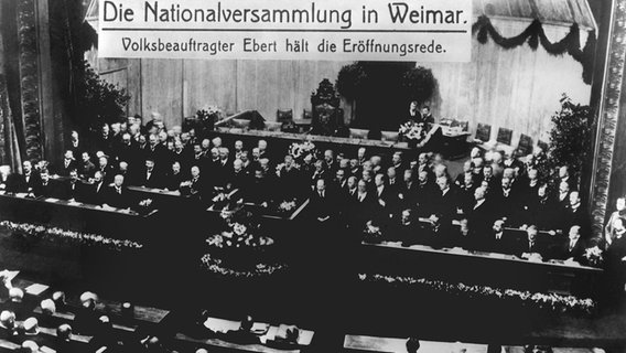 Historische Aufnahme von  der Eröffnungsrede der Nationalversammlung in Weimar im Februar 1919. © dpa - picture alliance 