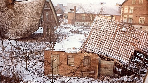 Zerstörte Häuser in Hamburg-Neuenfelde nach der Sturmflut 1962. © NDR/Nico Bundt 