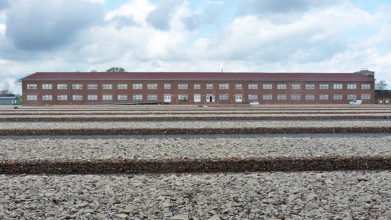 Ehemalige Häftlingsbaracke auf dem Gelände der Gedenkstätte in Neuengamme © NDR Foto: Irene Altenmüller