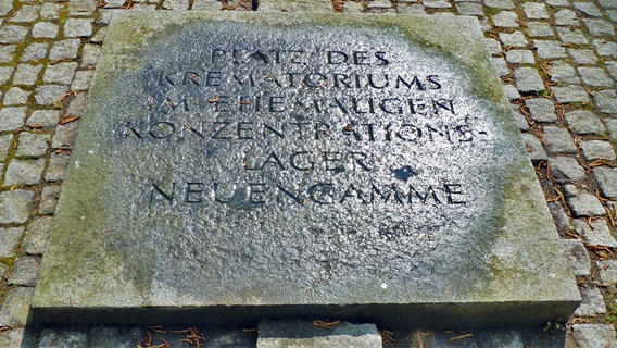 Gedenkplatte am Standort des ehemaligen Krematoriums in der Gedenkstätte in Neuengamme © NDR Foto: Irene Altenmüller
